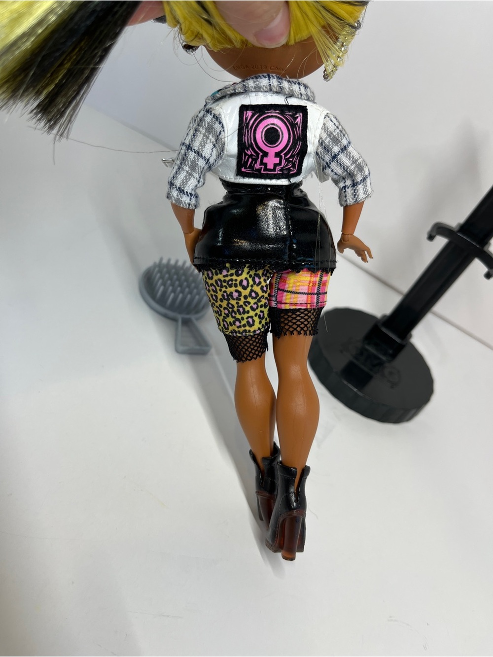 LOL Surprise OMG Fashion Doll Alt Grrrl Yellow & Black Hair Stand Outfit Brush - Picture 12 of 13
